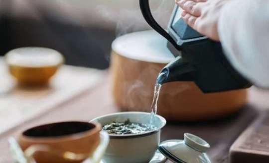 Mời người lạ một bát nước mà được thăng làm quan huyện, đạo lý là gì?