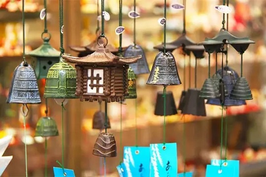 Tại sao không treo chuông gió ở đầu giường?